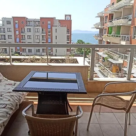 Cozy With Sea View And Free Parking דירה